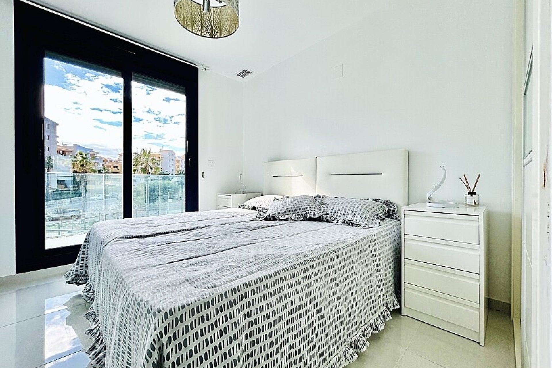 Resale - Apartment / flat - Punta Prima