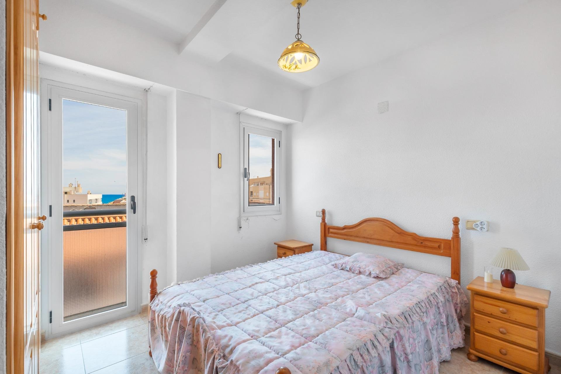 Resale - Apartment / flat - Torrevieja - La Mata pueblo