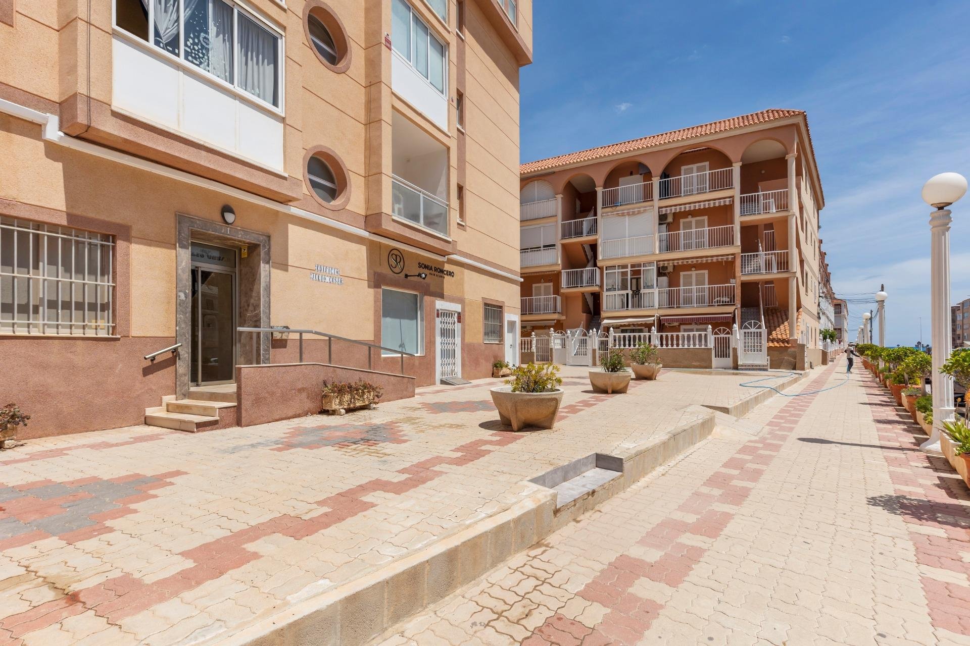 Resale - Apartment / flat - Torrevieja - La Mata pueblo