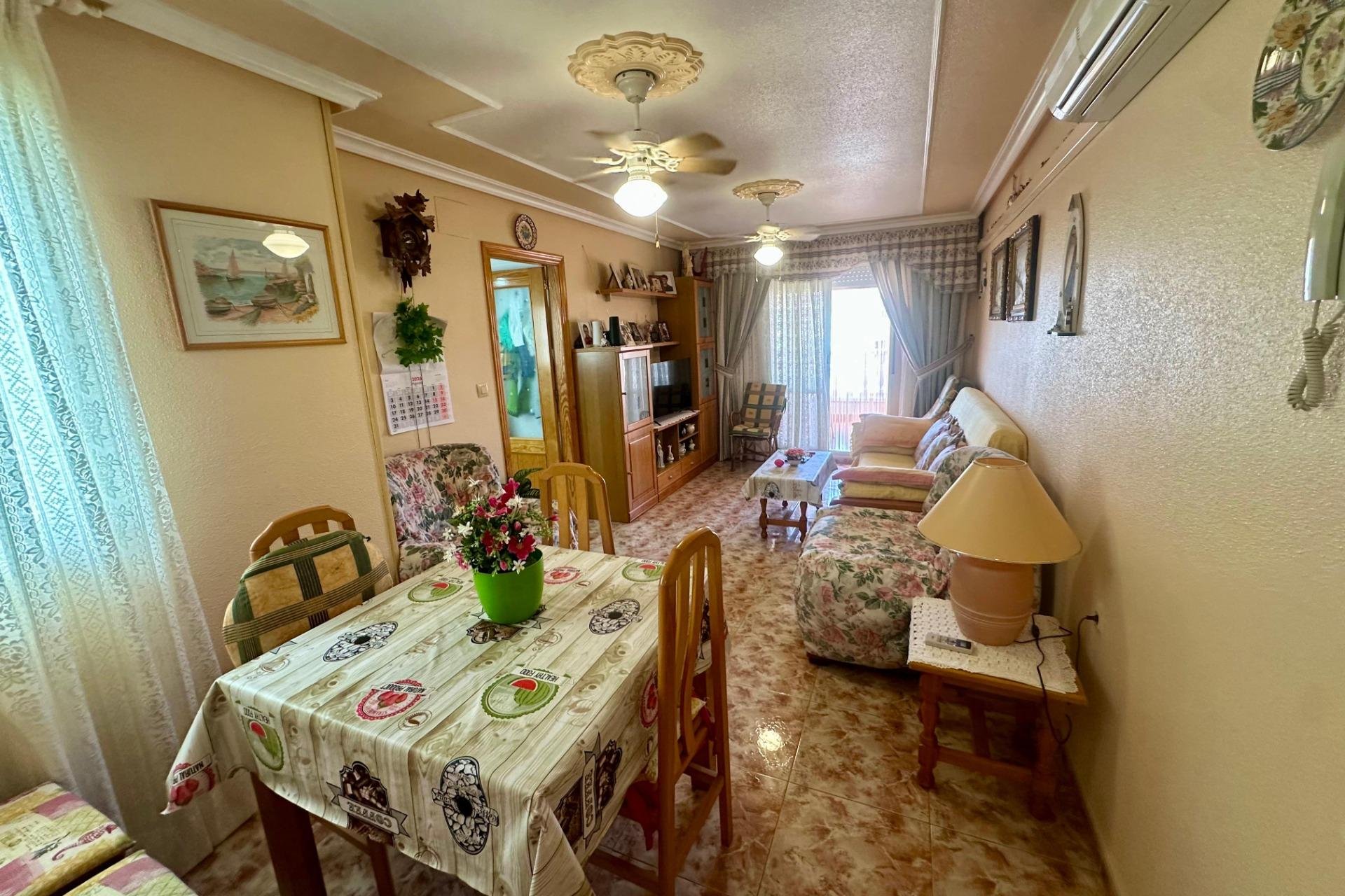 Resale - Apartment / flat - Torrevieja - La Mata pueblo