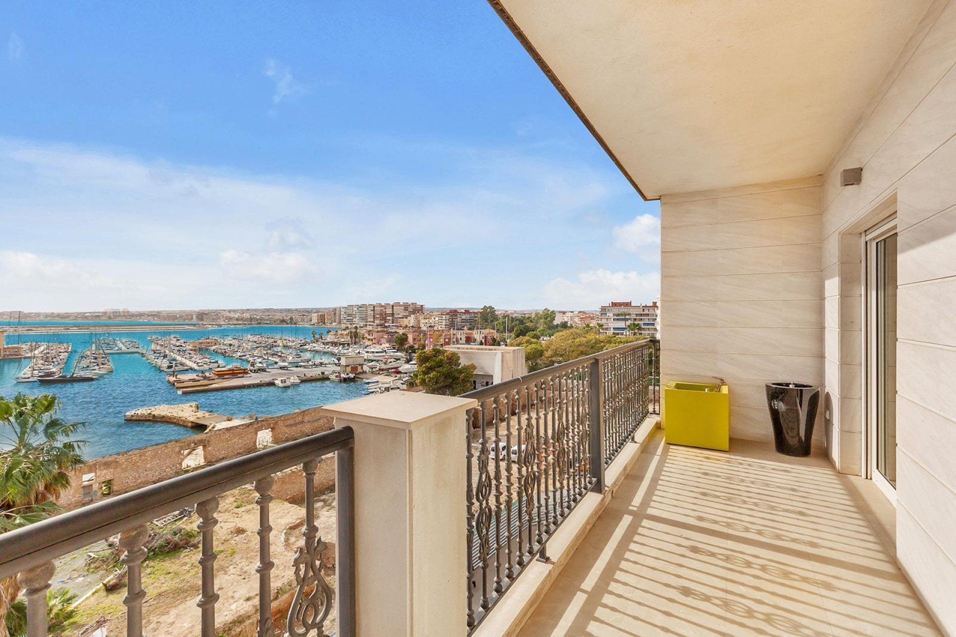 Resale - Apartment / flat - Torrevieja - Paseo maritimo