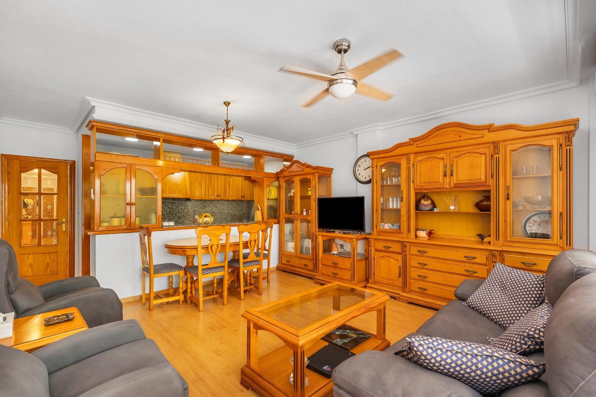 Resale - Apartment / flat - Torrevieja - Paseo maritimo