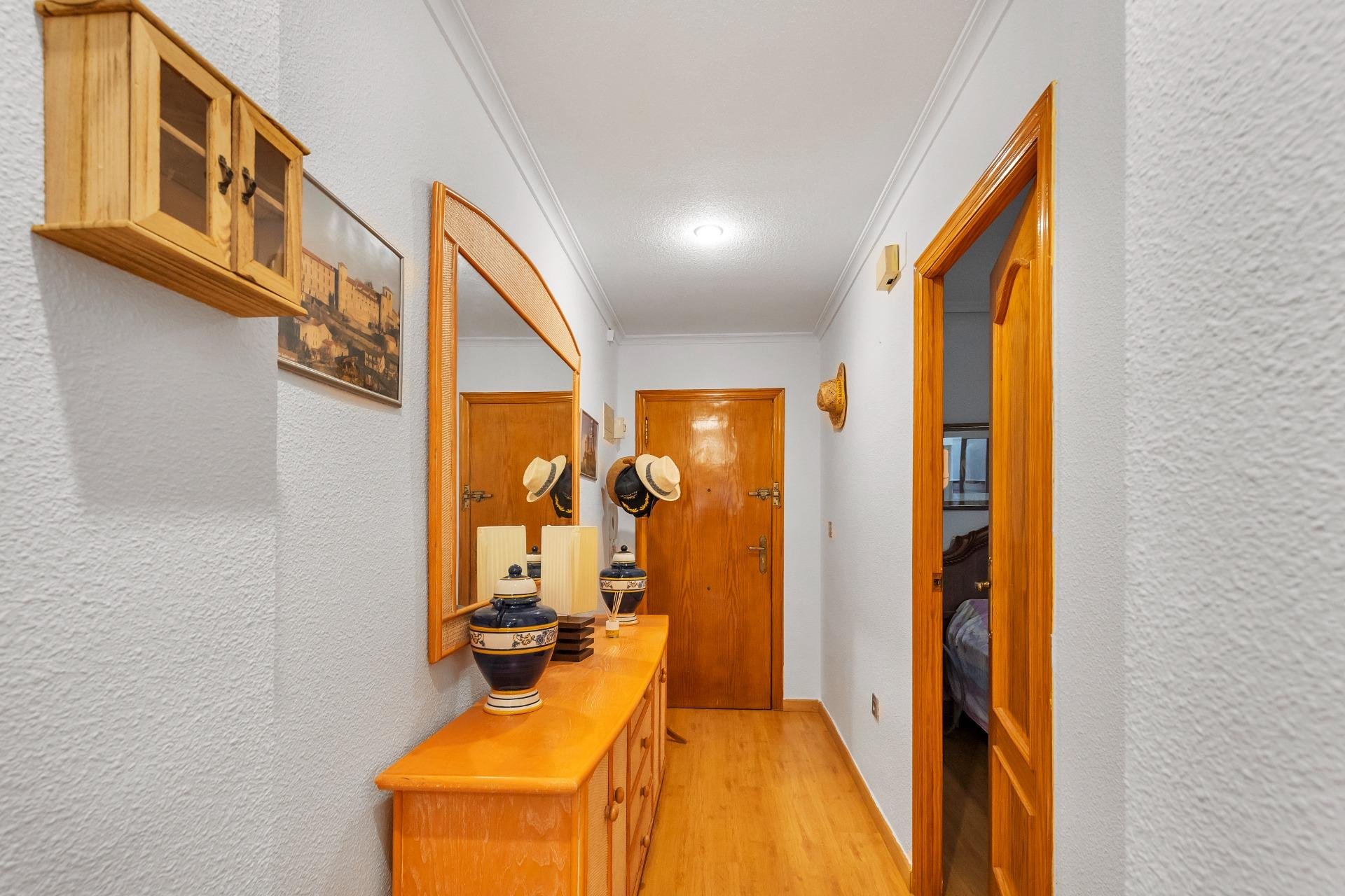 Resale - Apartment / flat - Torrevieja - Paseo maritimo