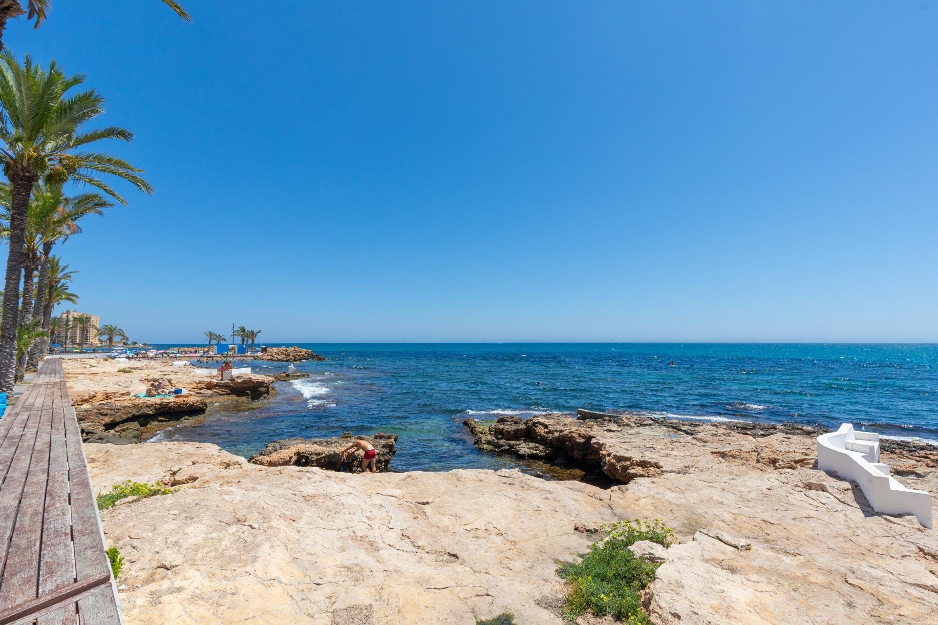 Resale - Apartment / flat - Torrevieja - Paseo maritimo