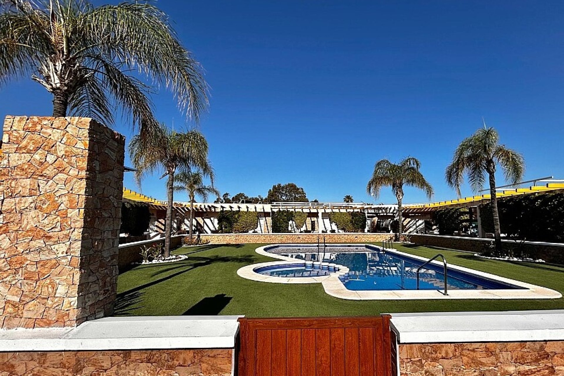 Resale - Townhouse - Mil Palmeras