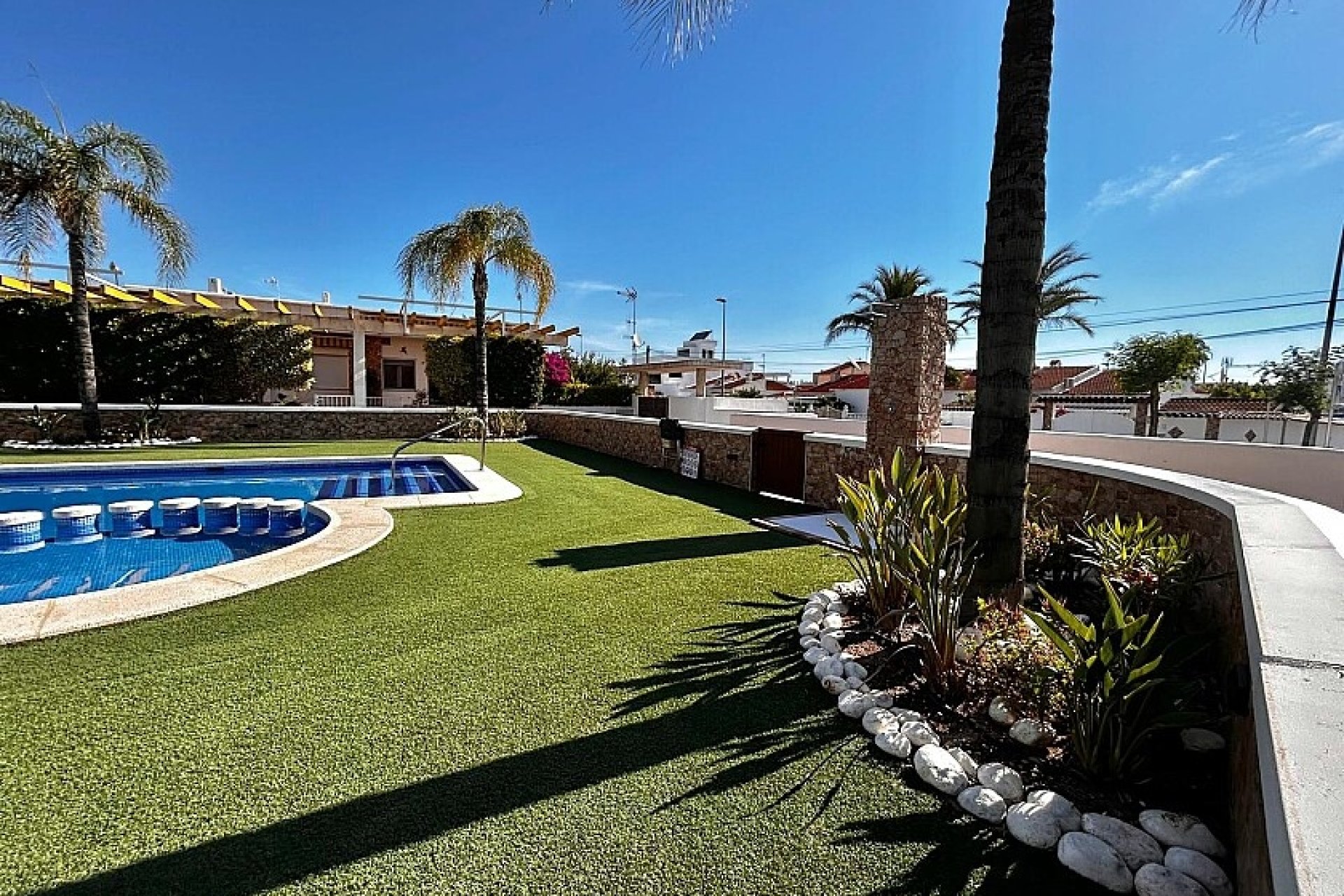 Resale - Townhouse - Mil Palmeras