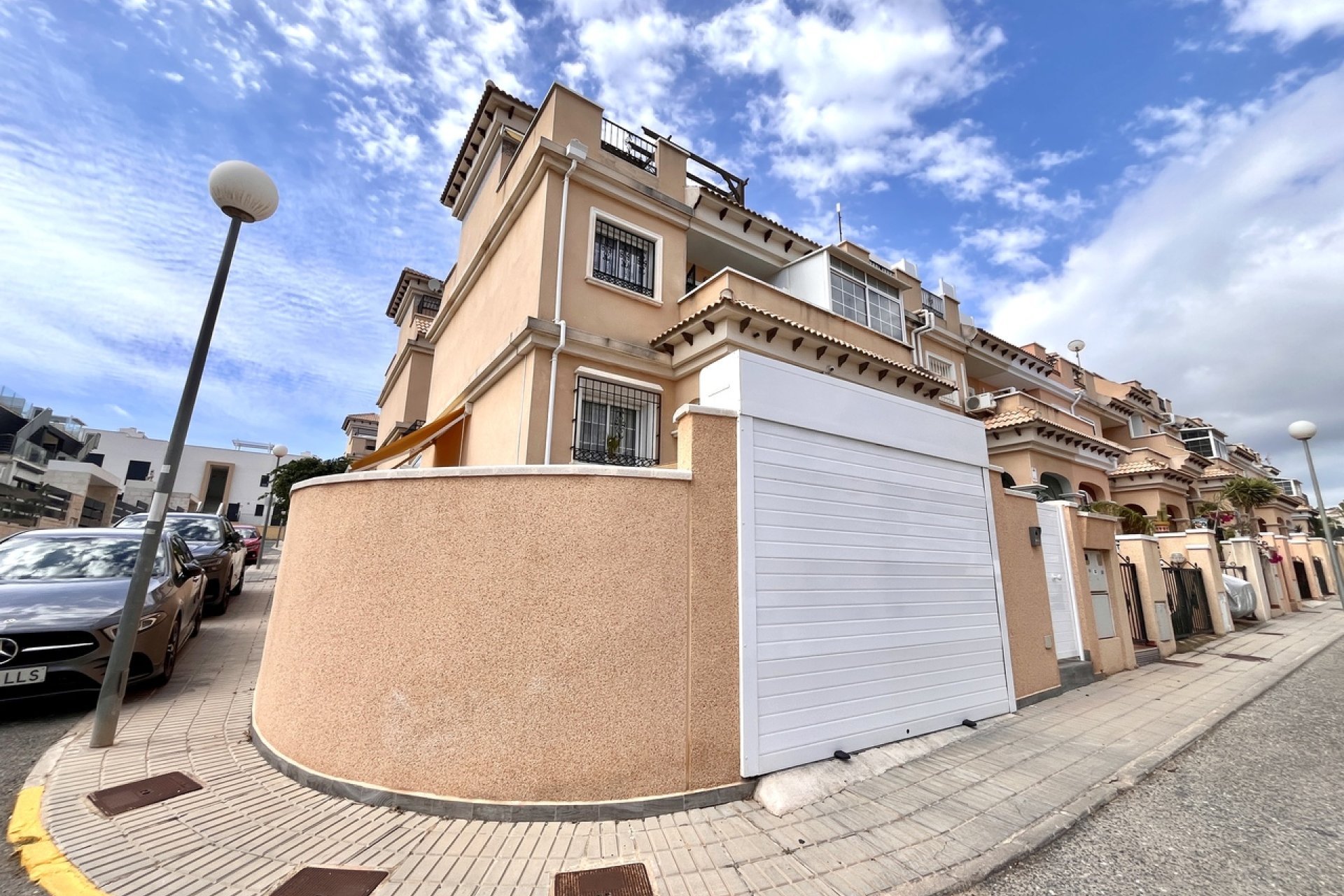 Resale - Townhouse - Villamartin