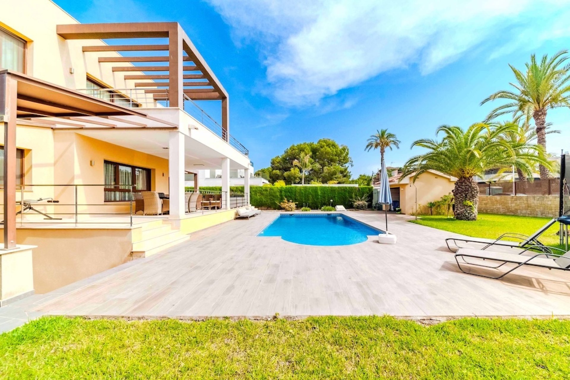 Resale - Villa - Cabo Roig