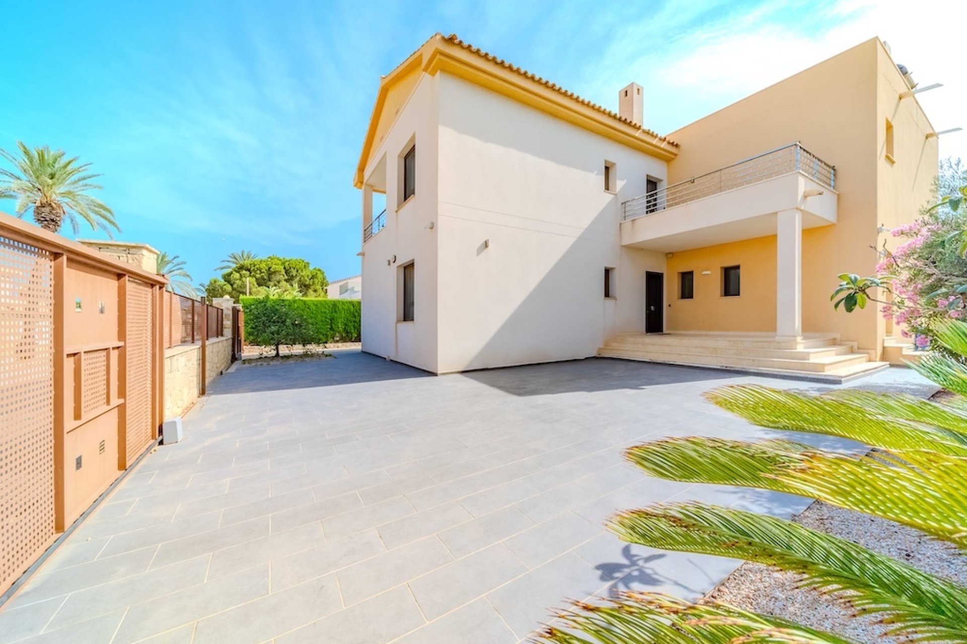 Resale - Villa - Cabo Roig
