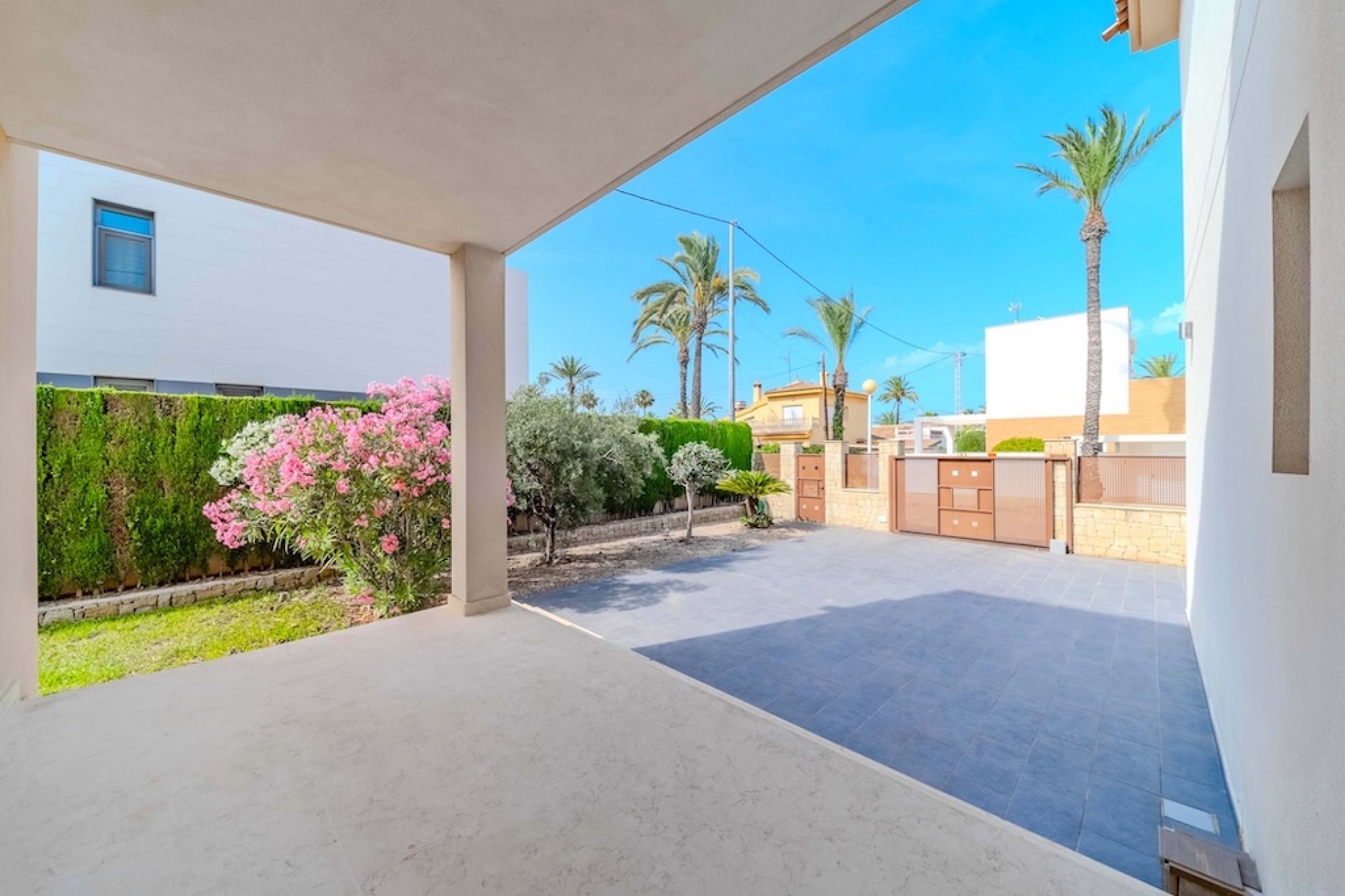 Resale - Villa - Cabo Roig