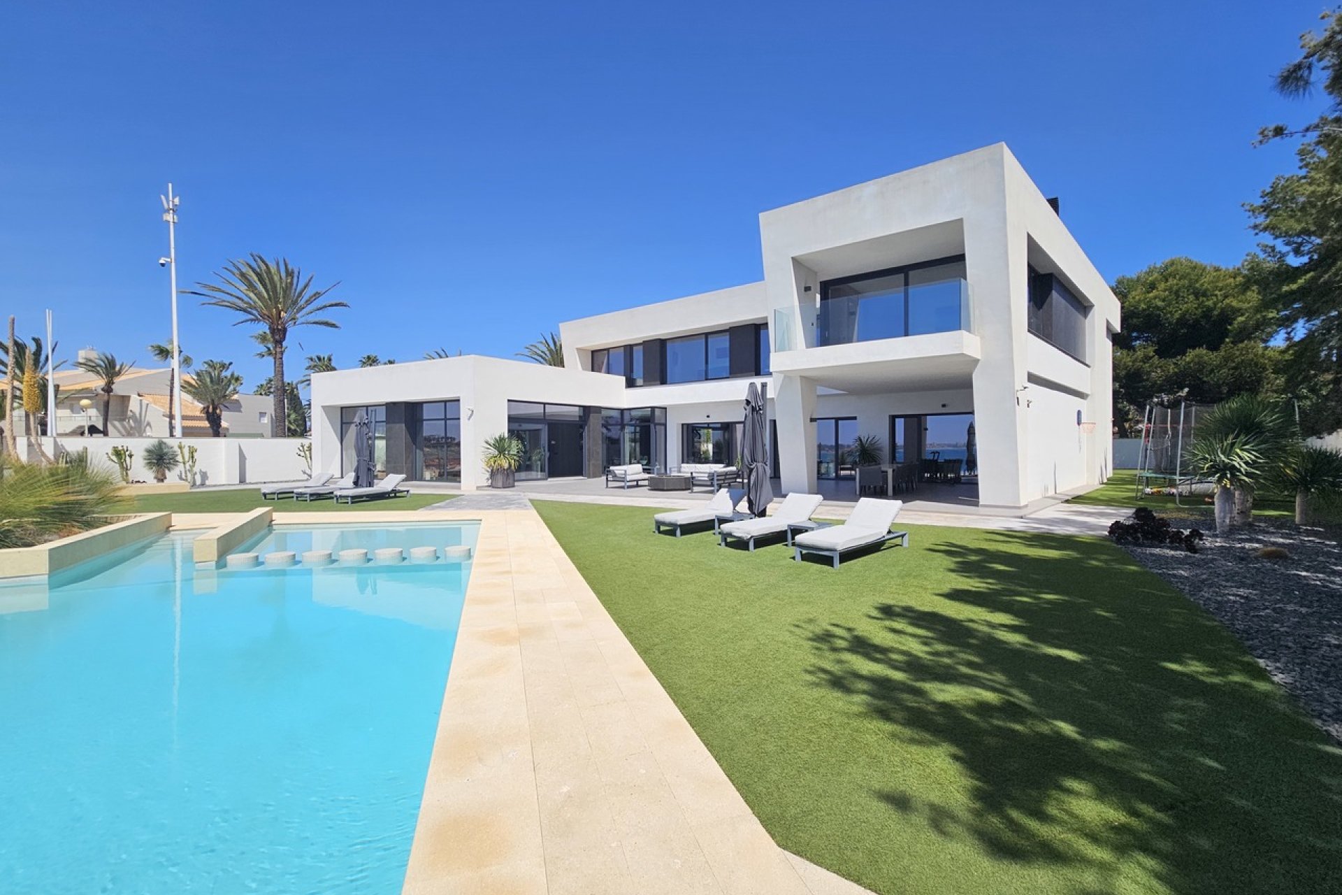 Resale - Villa - Cabo Roig