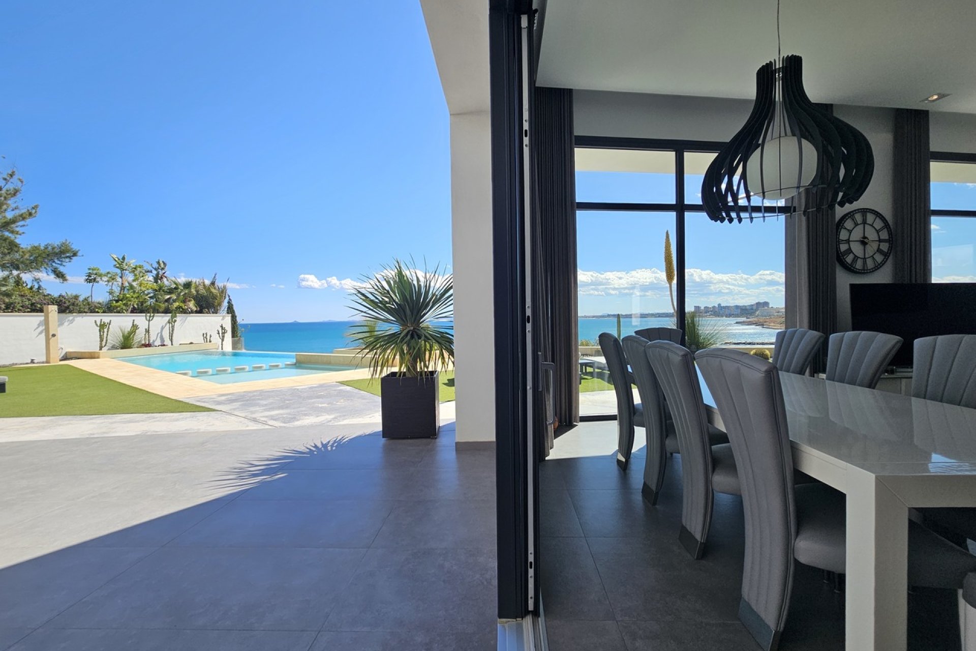 Resale - Villa - Cabo Roig