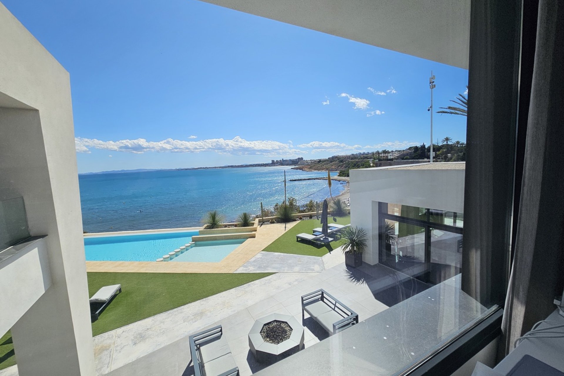 Resale - Villa - Cabo Roig