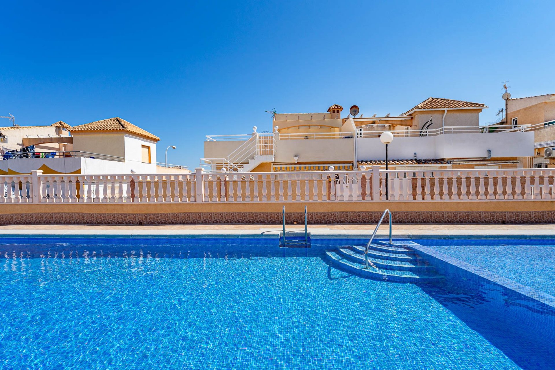Resale - Villa - Los Altos
