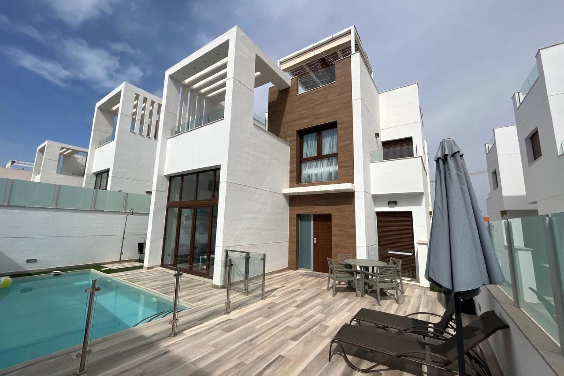 Resale - Villa - Los Altos