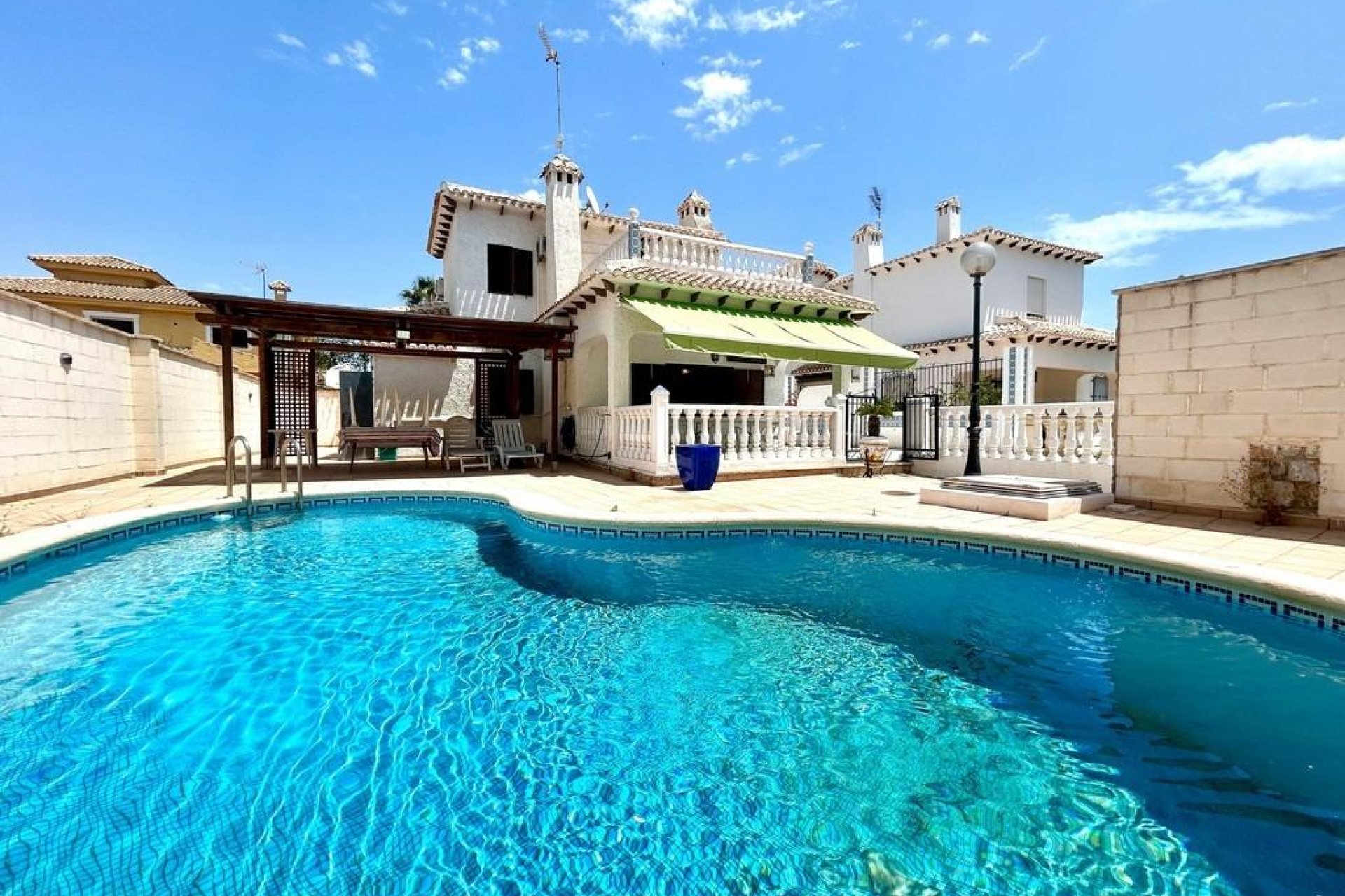 Resale - Villa - Orihuela Costa - La Zenia