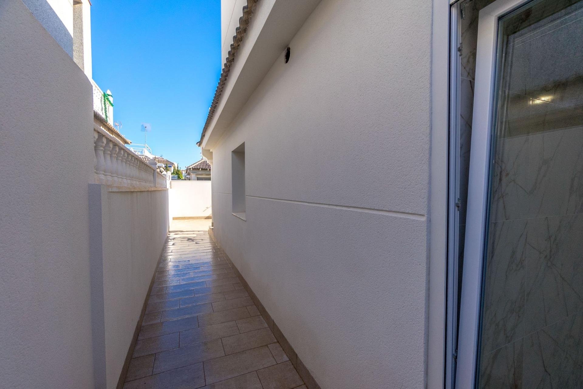 Resale - Villa / Semi detached - Torrevieja - El chaparral