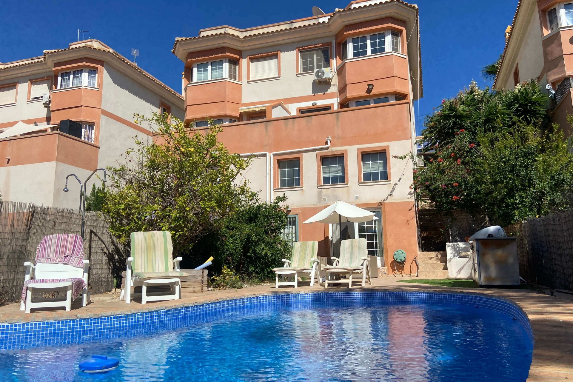 Resale - Villa / Semi detached - Villamartin