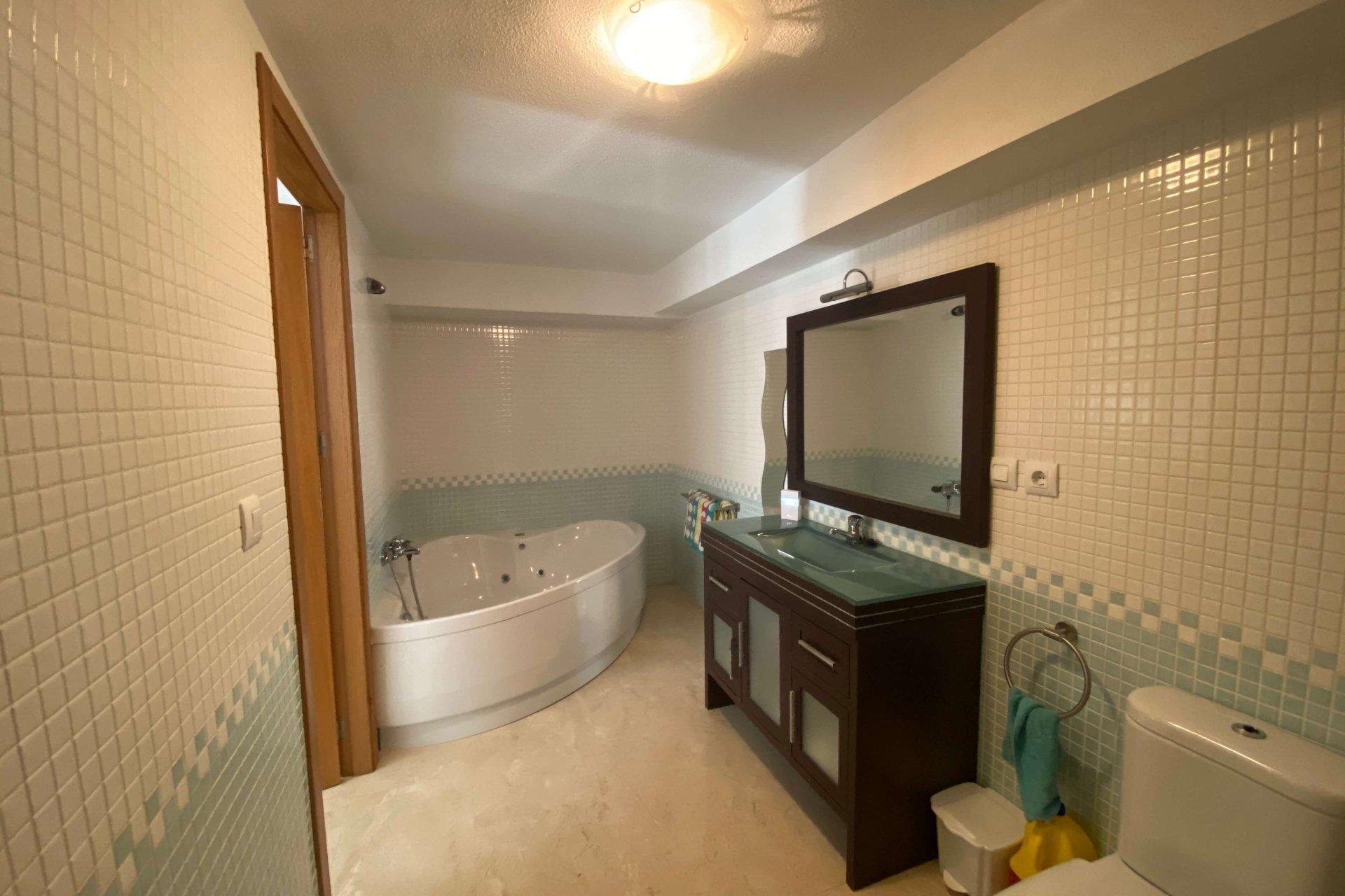 Resale - Villa / Semi detached - Villamartin