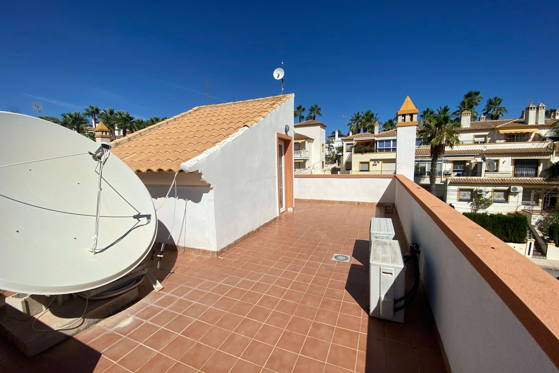 Resale - Villa / Semi detached - Villamartin
