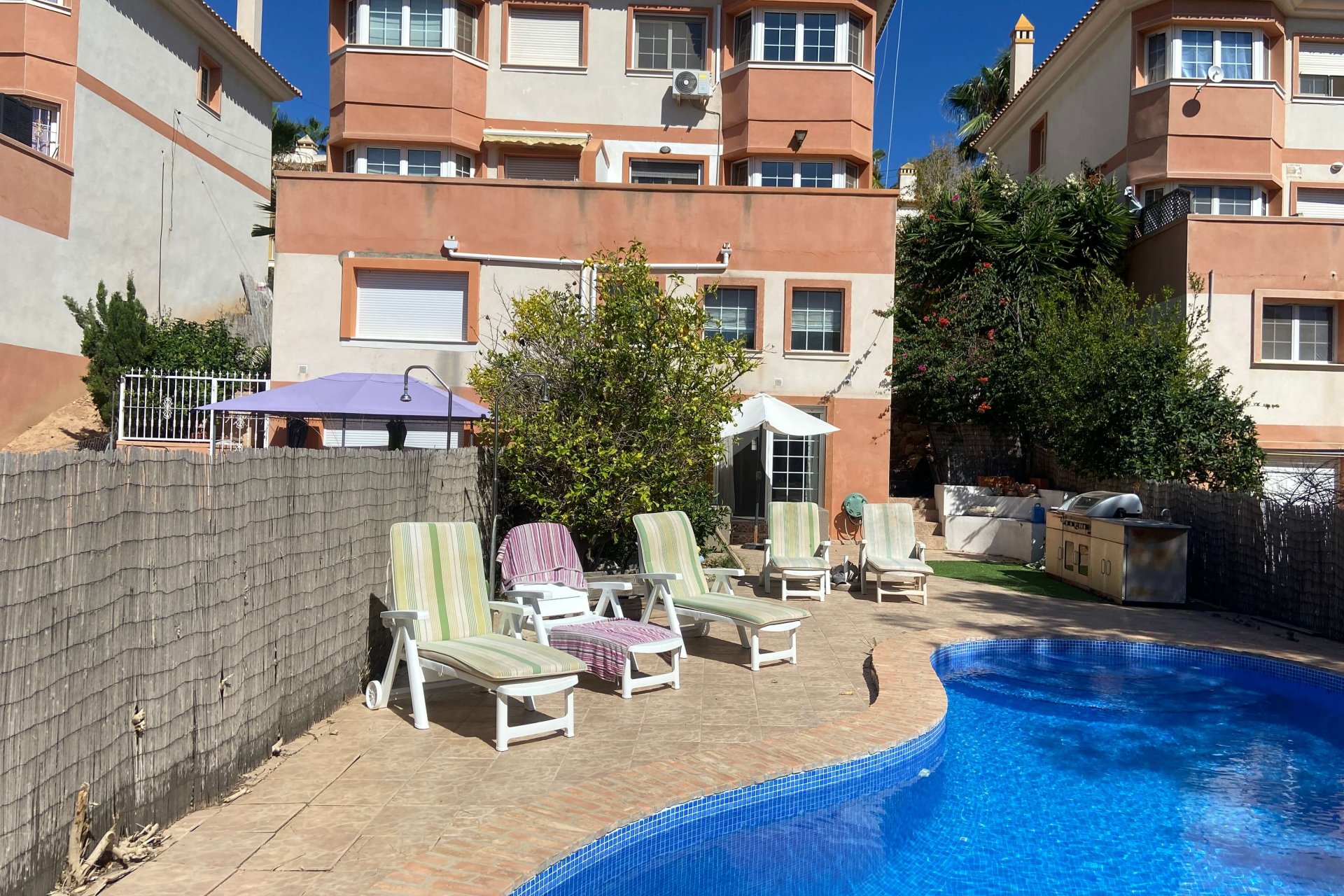 Resale - Villa / Semi detached - Villamartin