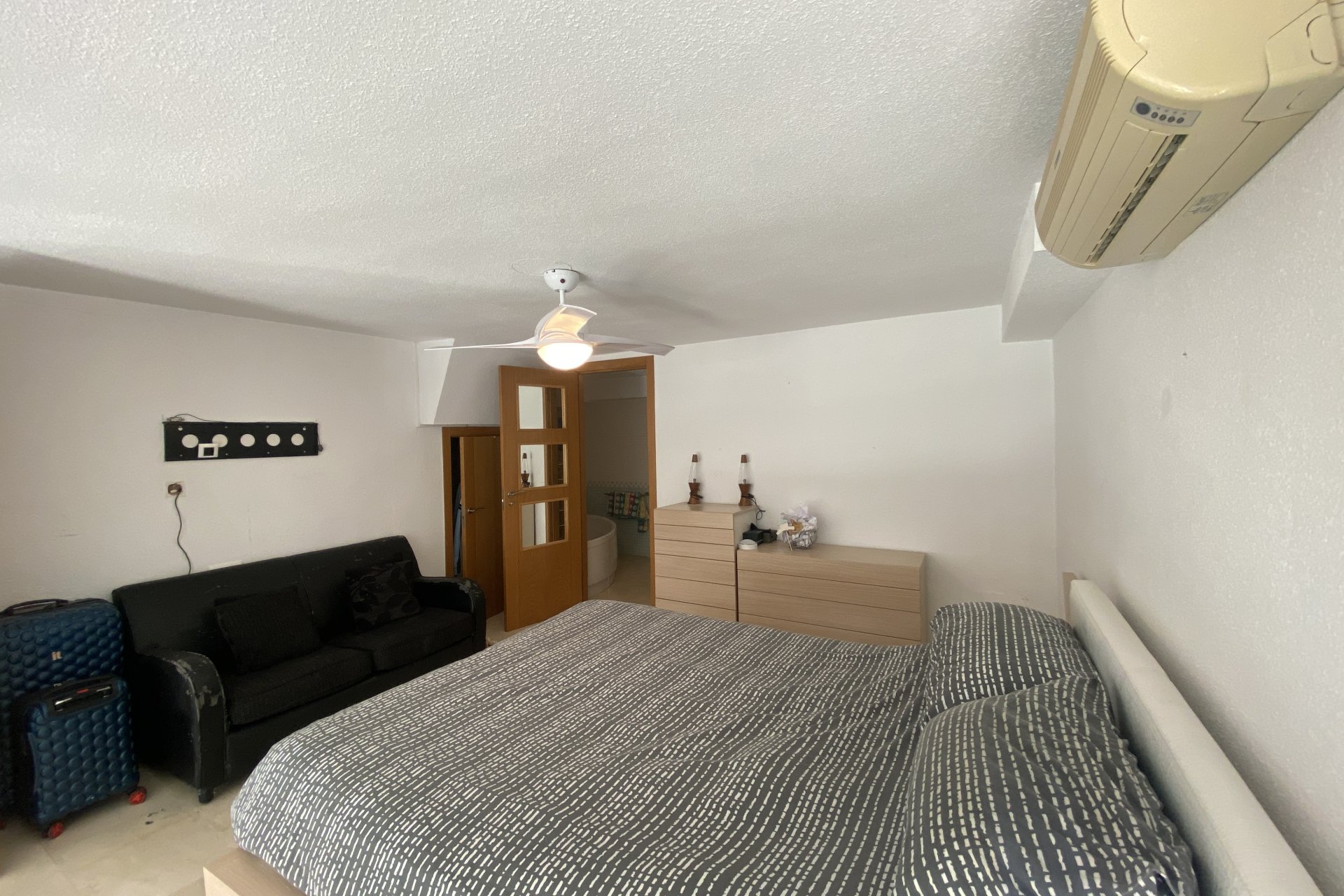 Resale - Villa / Semi detached - Villamartin