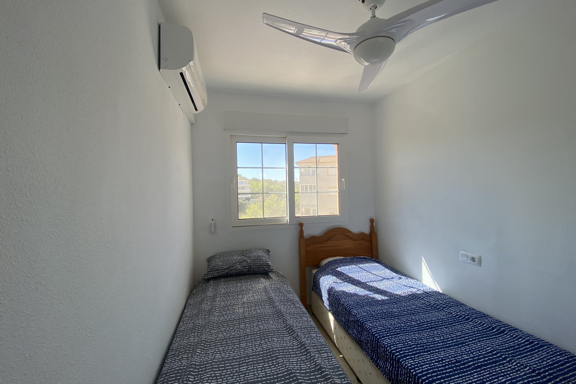 Resale - Villa / Semi detached - Villamartin