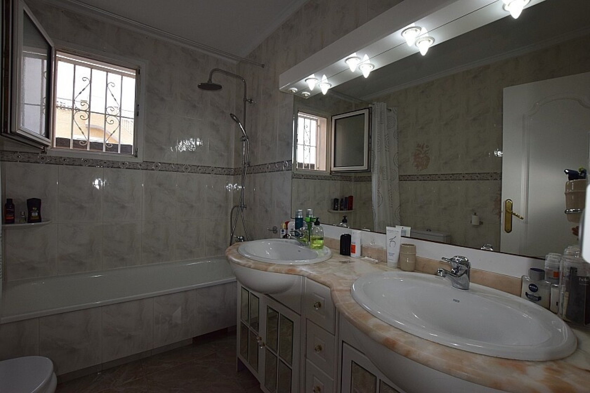 Resale - Villa - Torrevieja