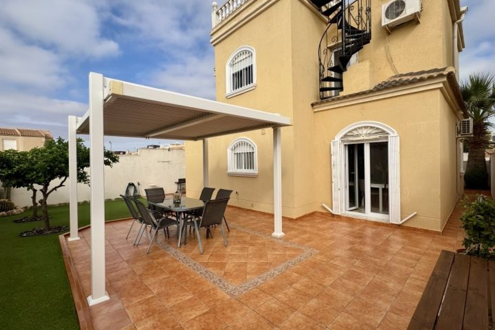 Resale - Villa - Torrevieja