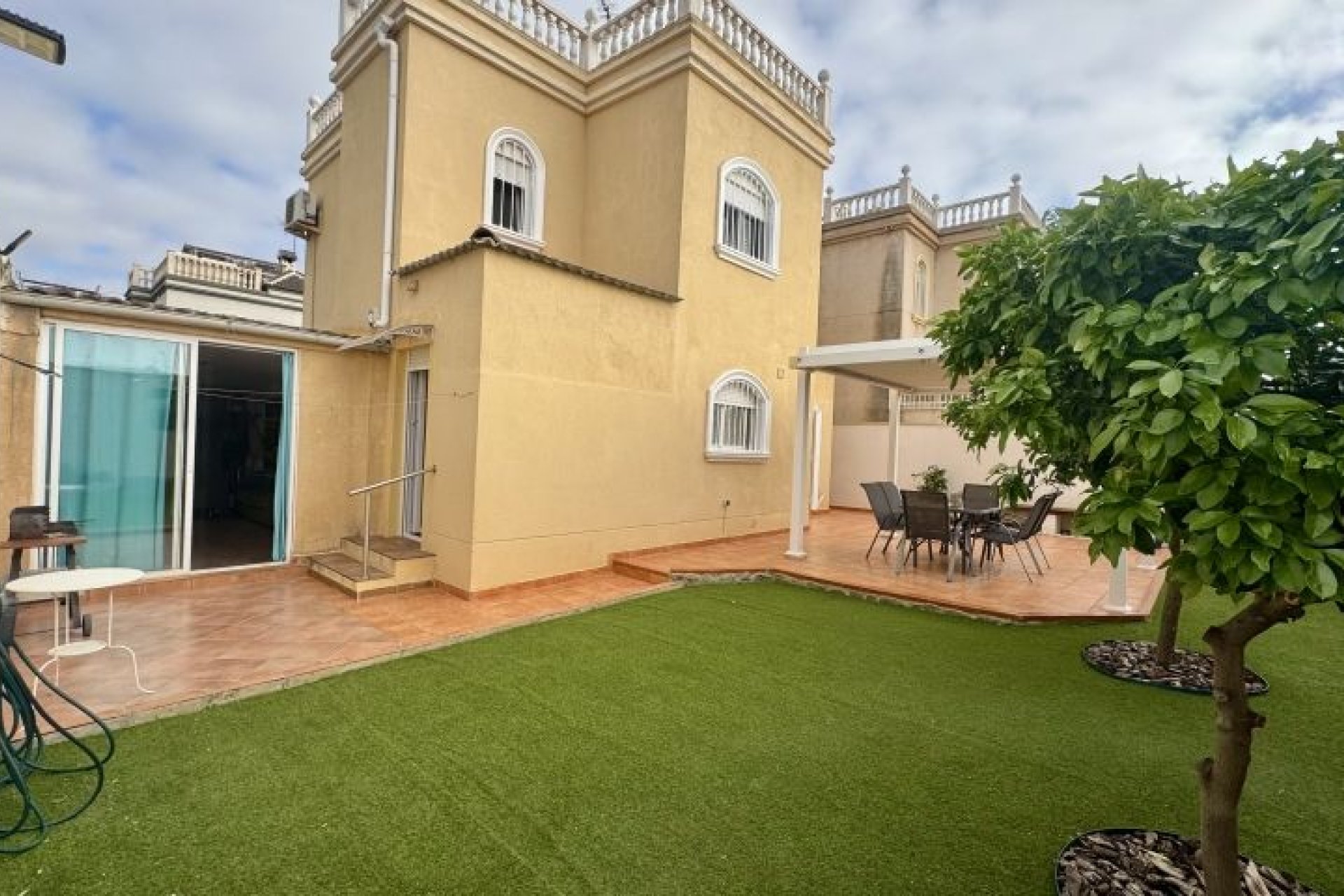 Resale - Villa - Torrevieja