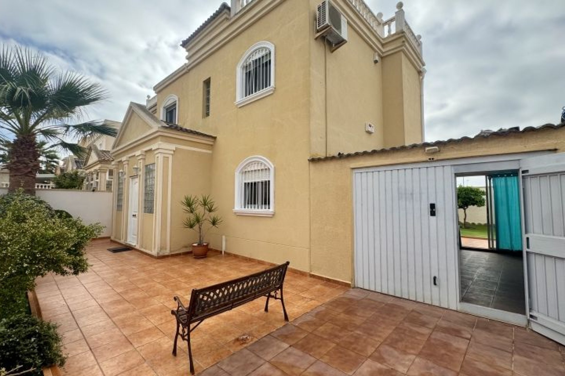 Resale - Villa - Torrevieja
