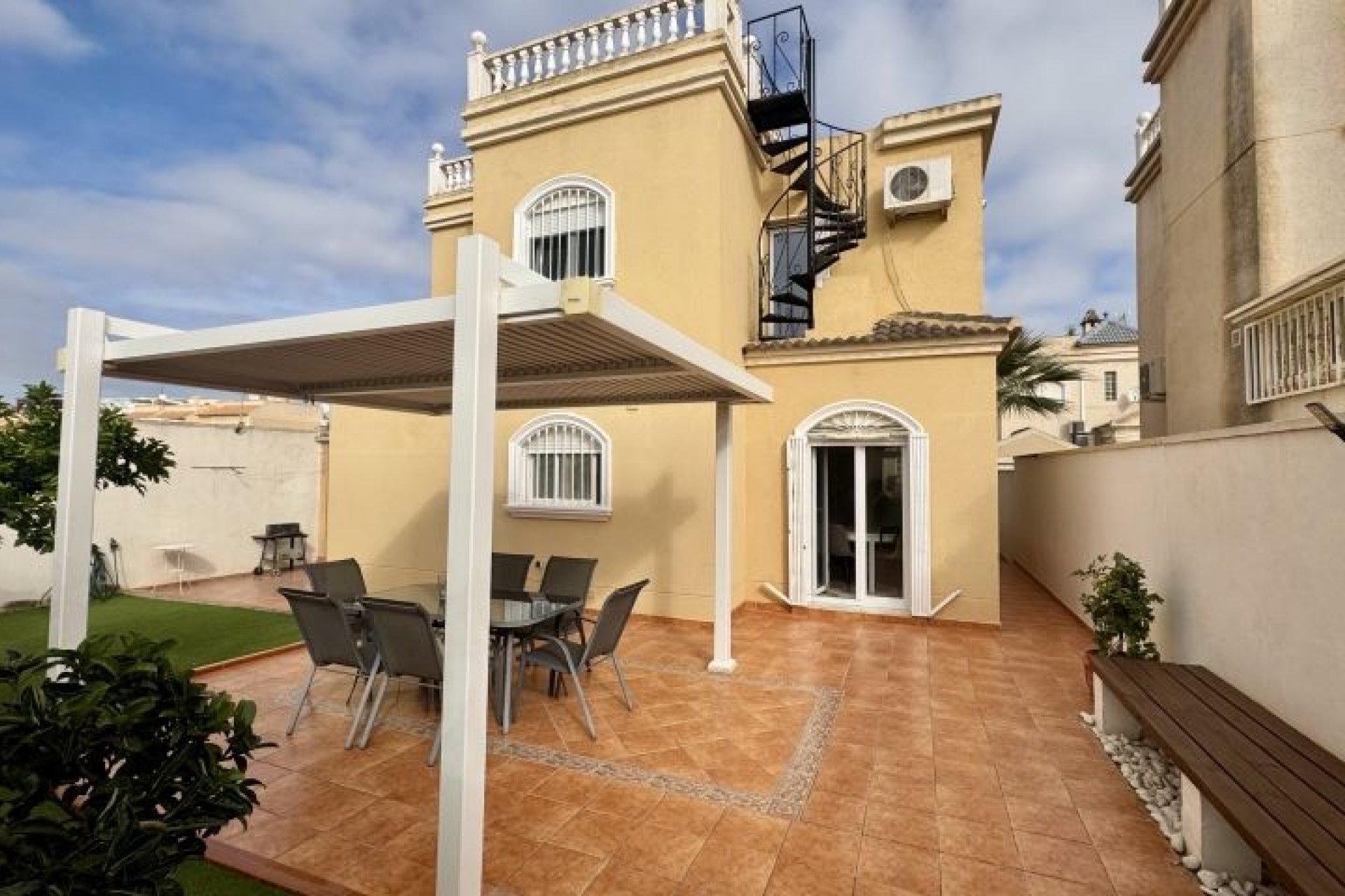 Resale - Villa - Torrevieja