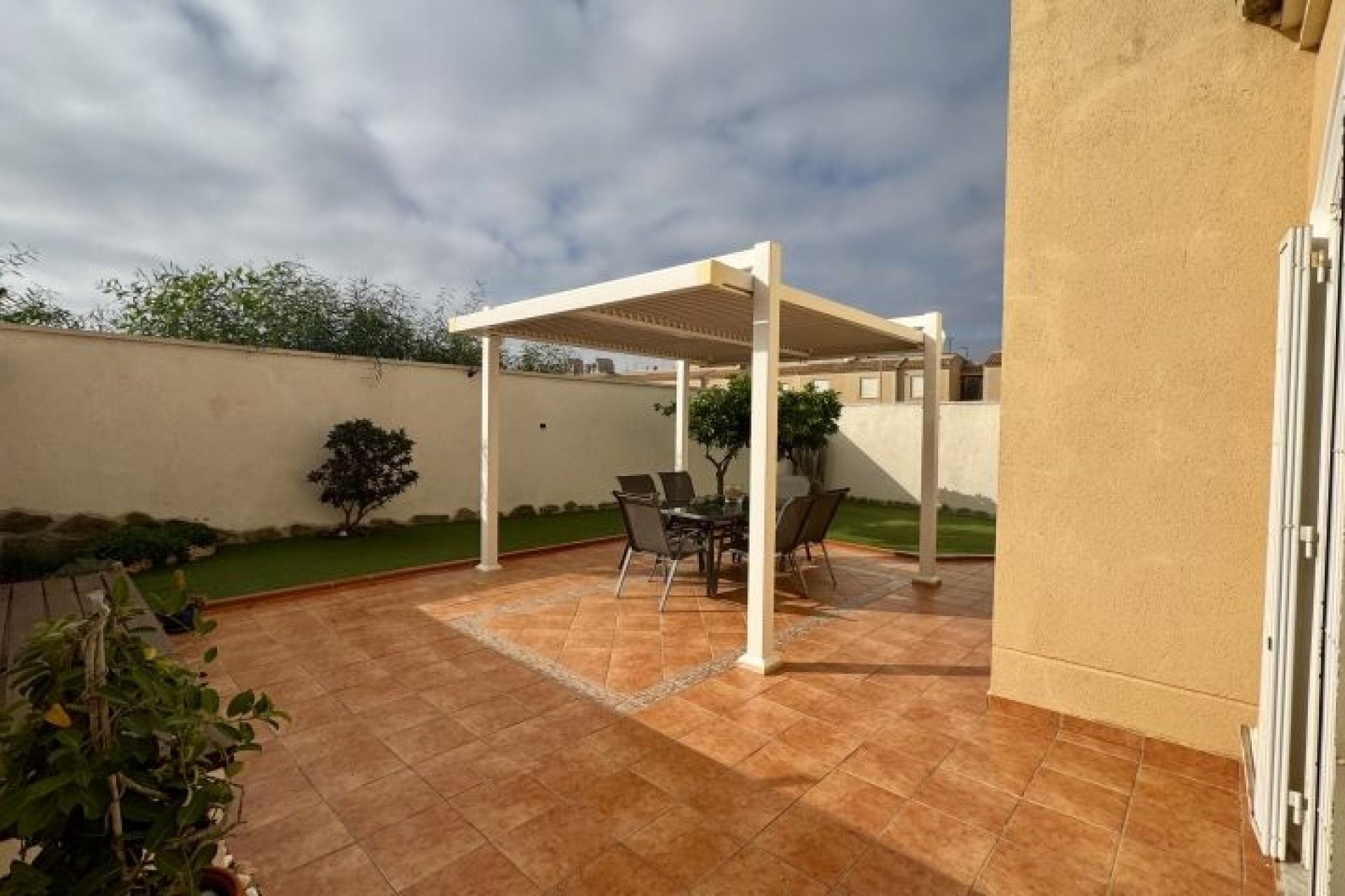 Resale - Villa - Torrevieja