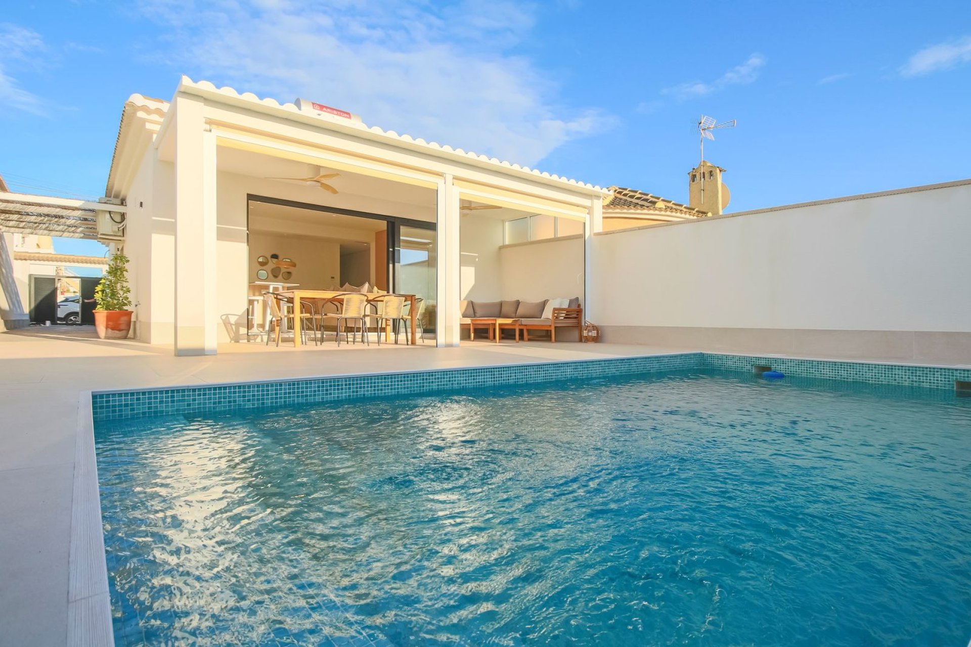 Resale - Villa - Torrevieja