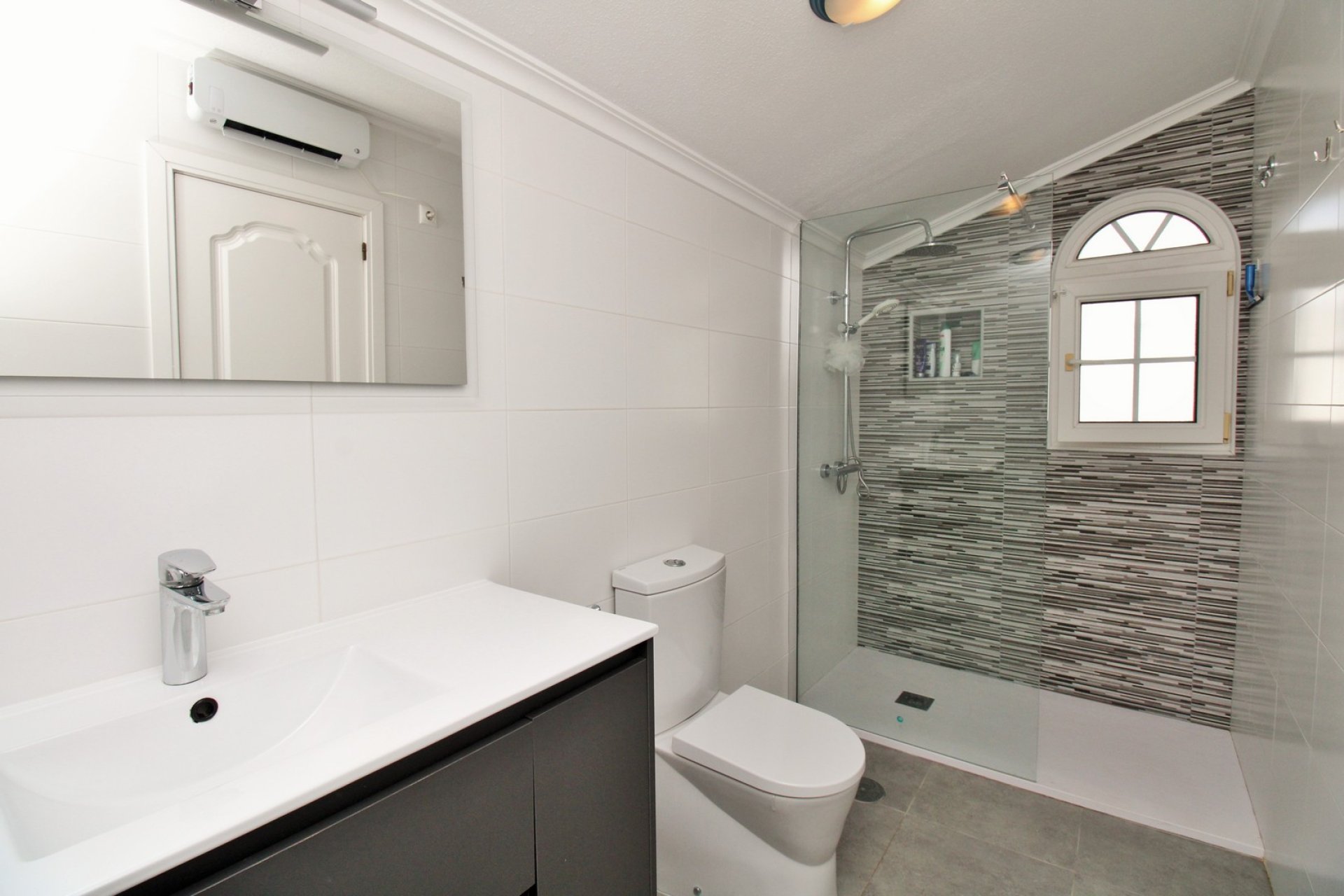 Resale - Villa - Villamartin - Los Dolses