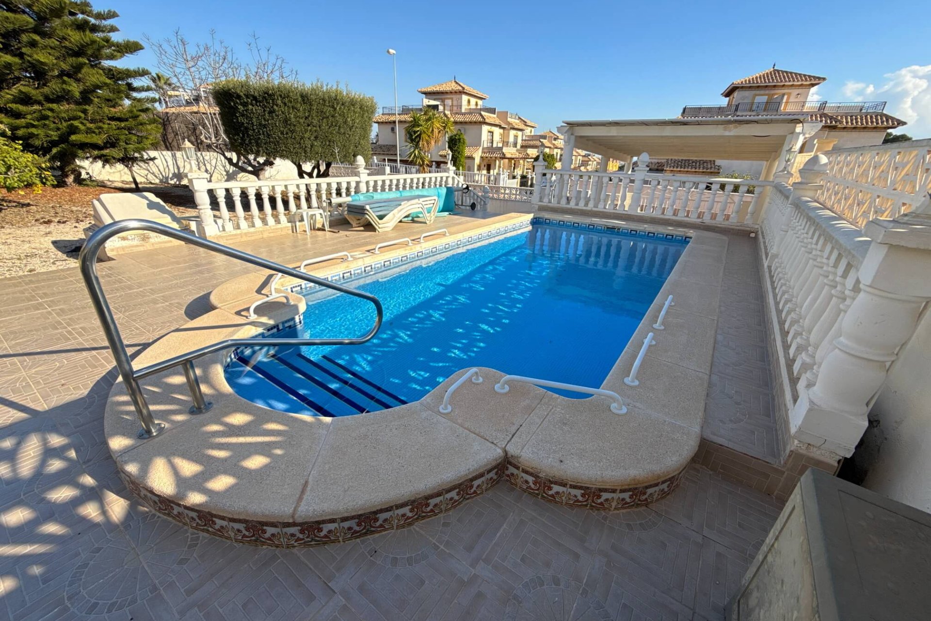 Resale - Villa - Villamartin