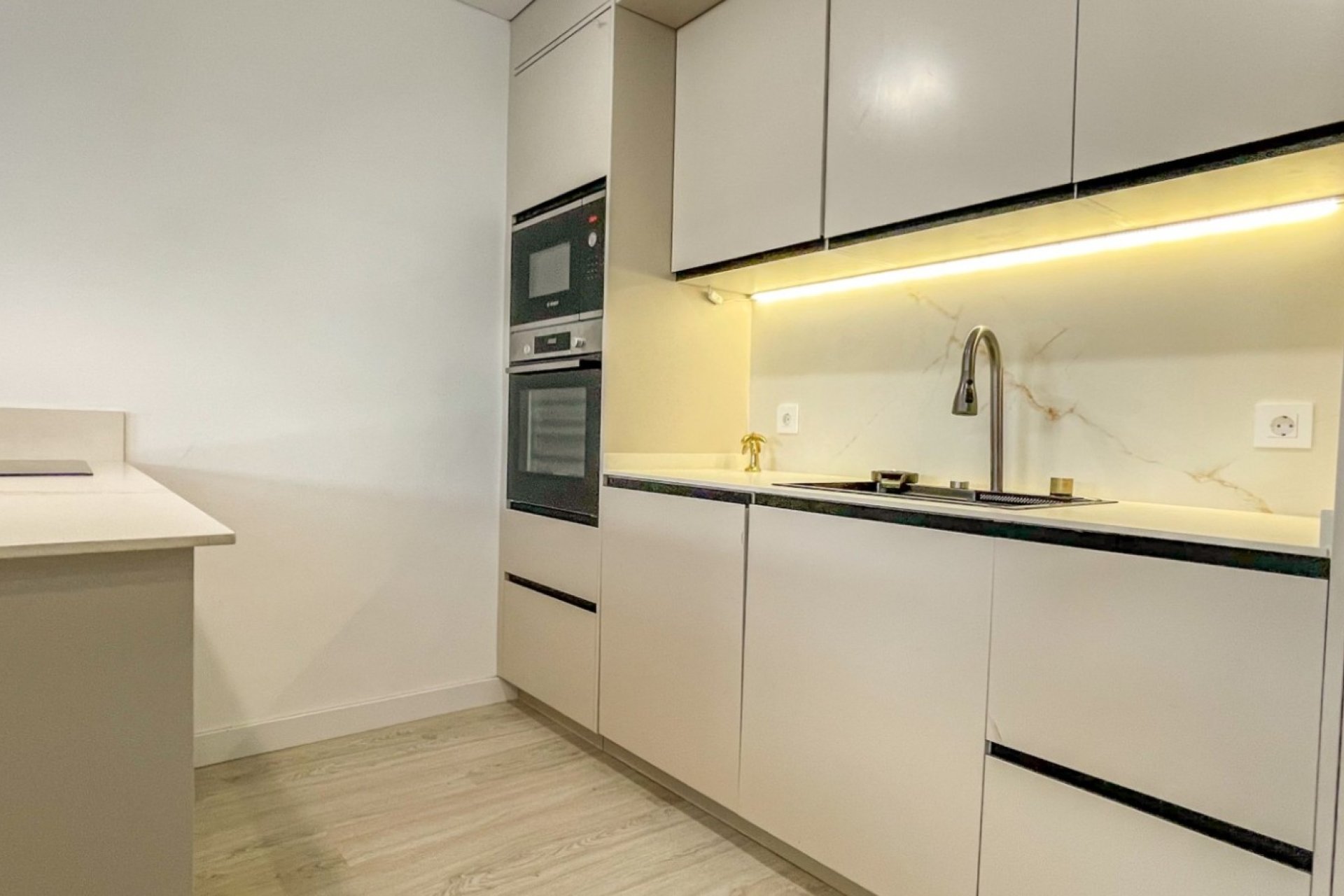 Reventa - Apartamento / piso - Torrevieja - El Acequión - Los Náufragos