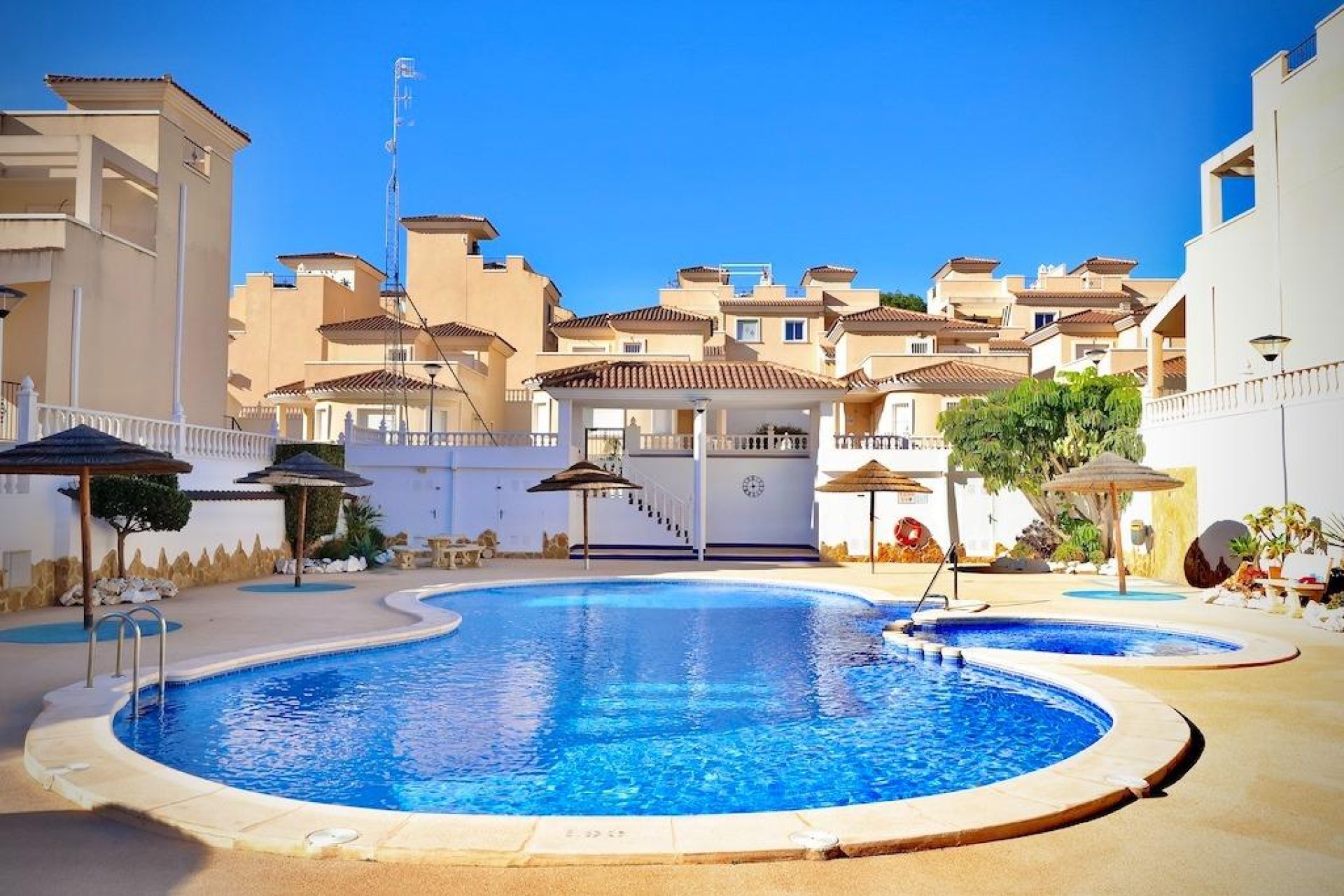Reventa - Villa - San Miguel de Salinas - Residencial los flamencos