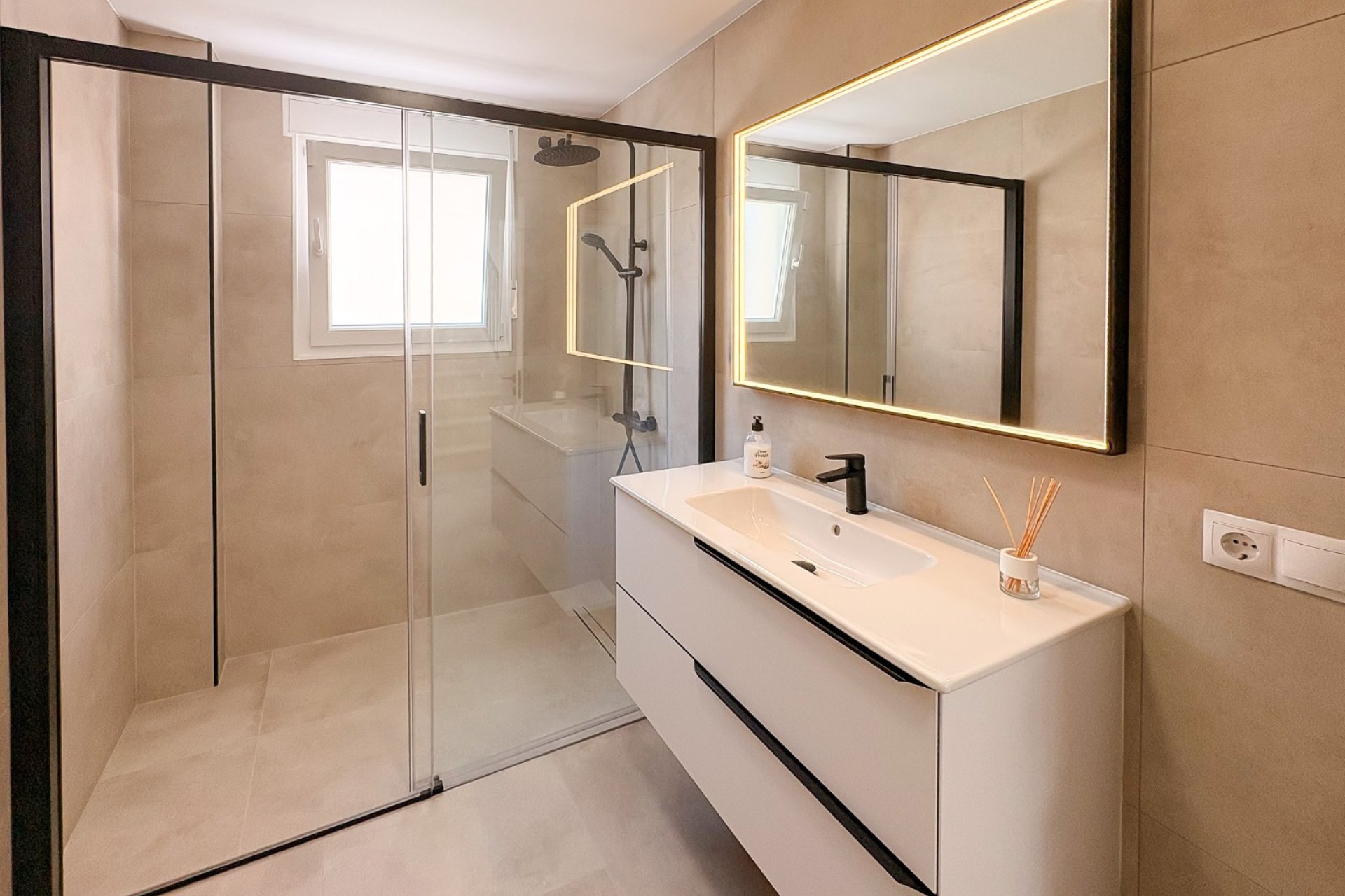 Revente - Villa / Semi detached - El Campello - Pueblo Acantilado - Venta Lanuza