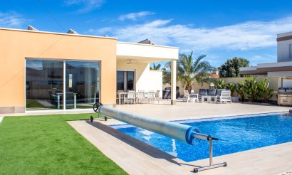 Villa / Semi detached - Resale - Torrevieja - La Siesta - El Salado - Torreta