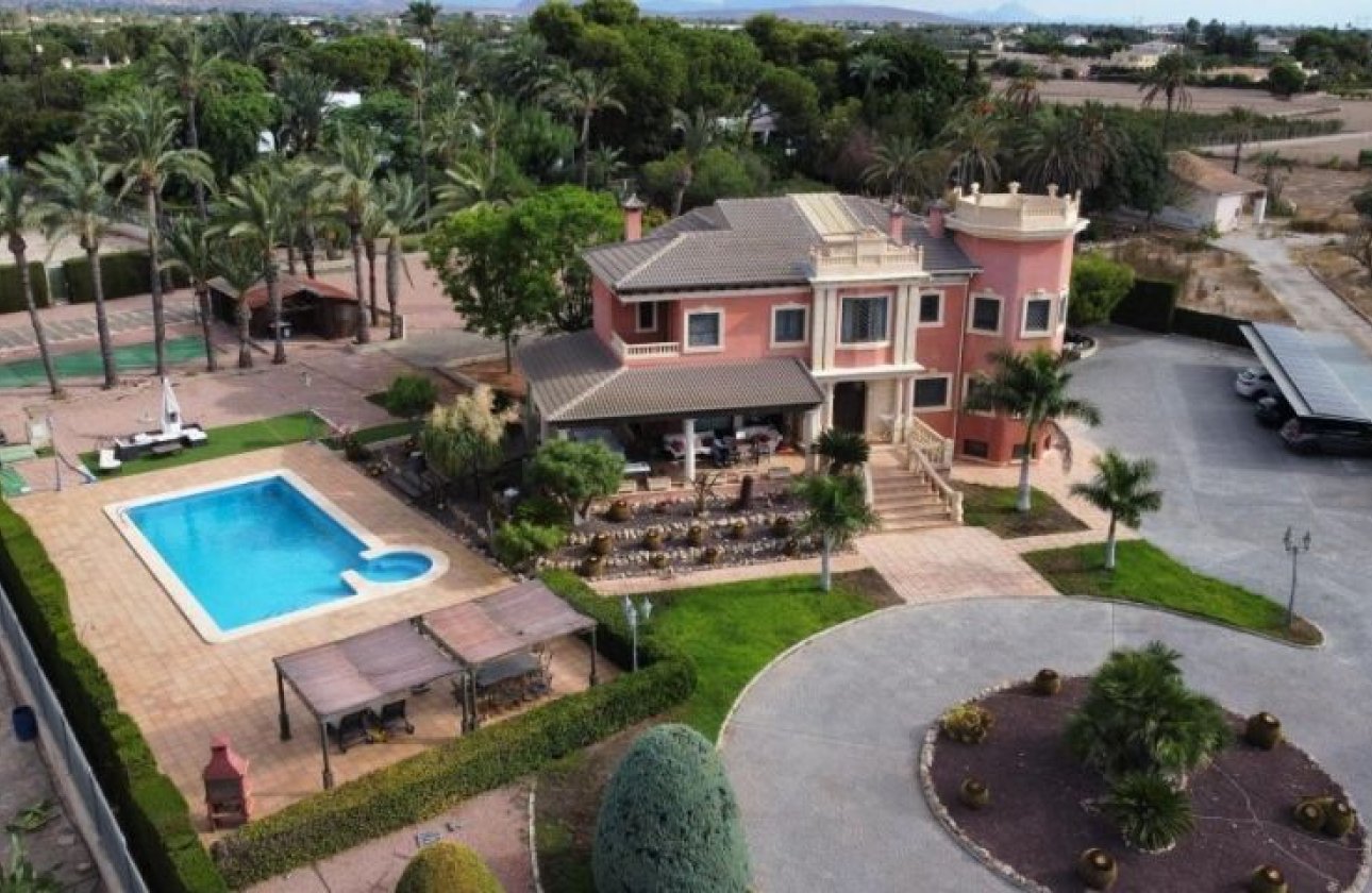 Resale - Villa - Elche