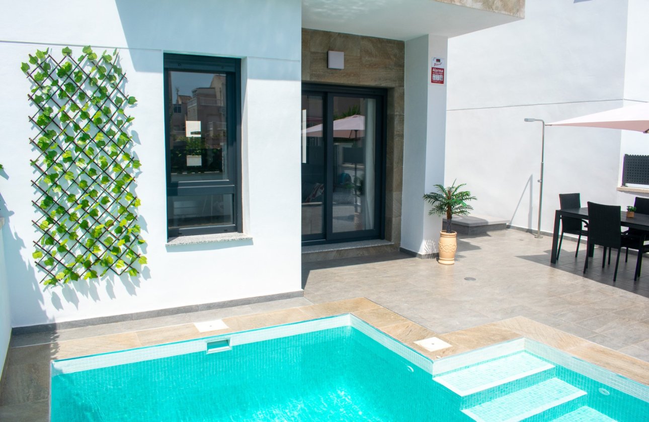 Resale - Villa - Torrevieja - La Siesta - El Salado - Torreta