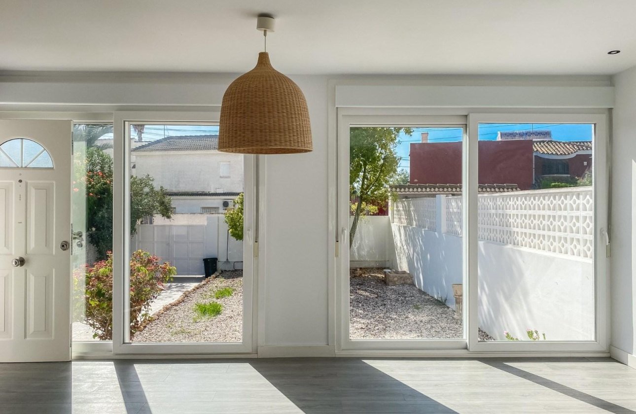 Resale - Villa - Torrevieja - Aguas Nuevas