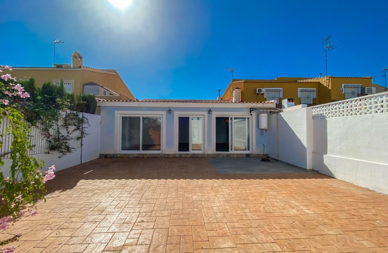 Resale - Villa - Torrevieja - Aguas Nuevas
