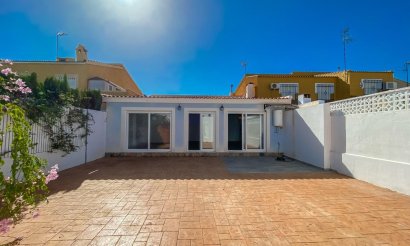 Resale - Villa - Torrevieja - Aguas Nuevas