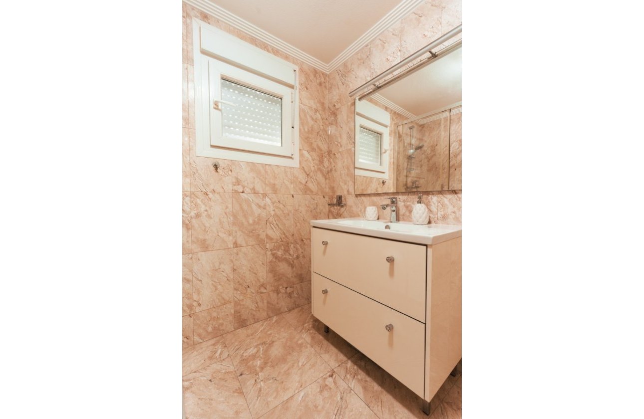 Reventa - Villa / Semi detached - Torrevieja - Los Balcones