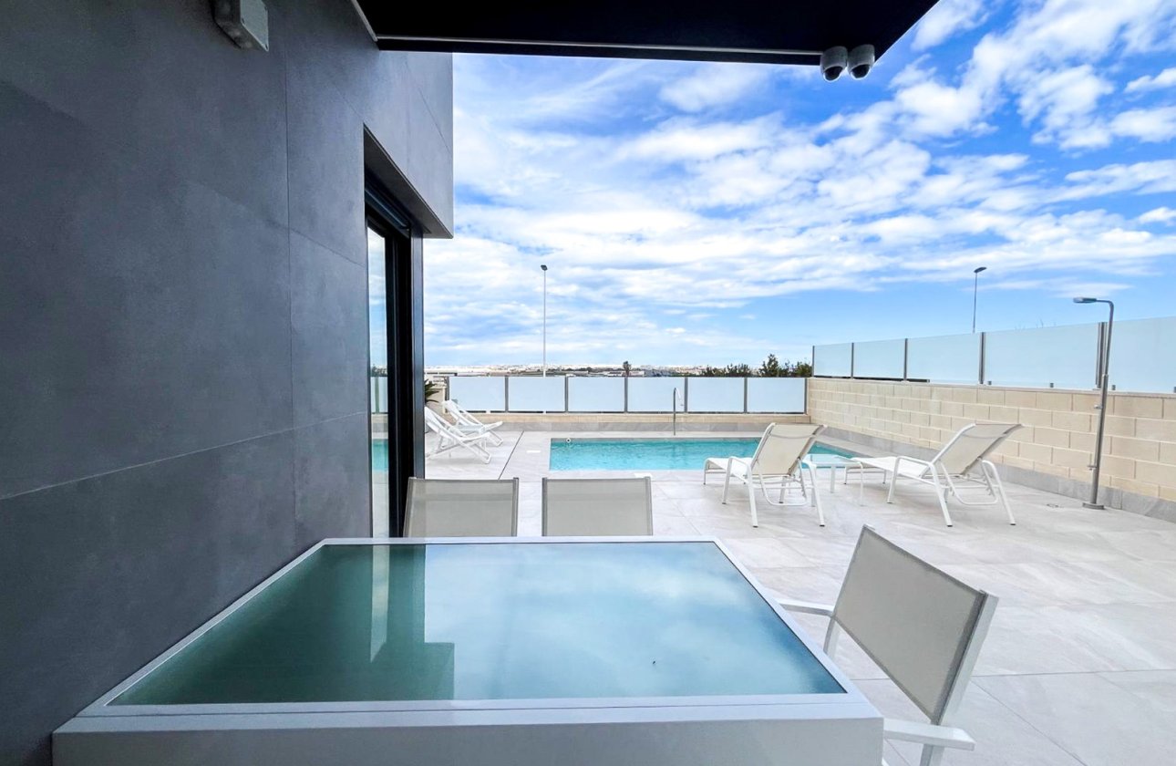 Resale - Villa / Semi detached - Torrevieja - Los Altos