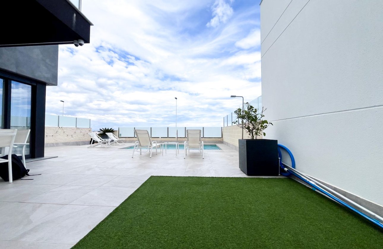 Resale - Villa / Semi detached - Torrevieja - Los Altos