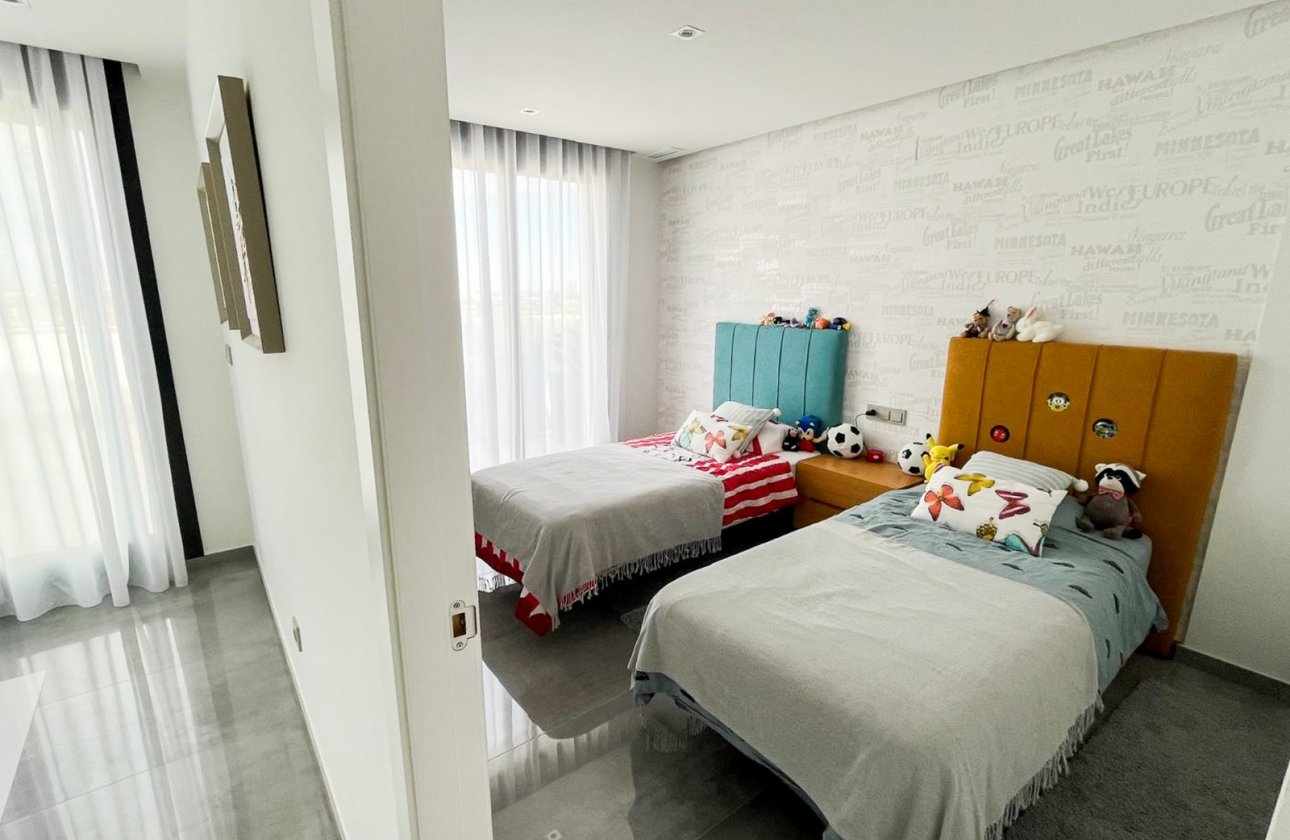 Resale - Villa / Semi detached - Torrevieja - Los Altos