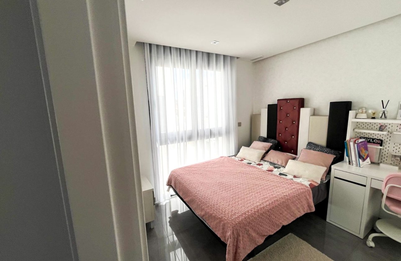 Resale - Villa / Semi detached - Torrevieja - Los Altos